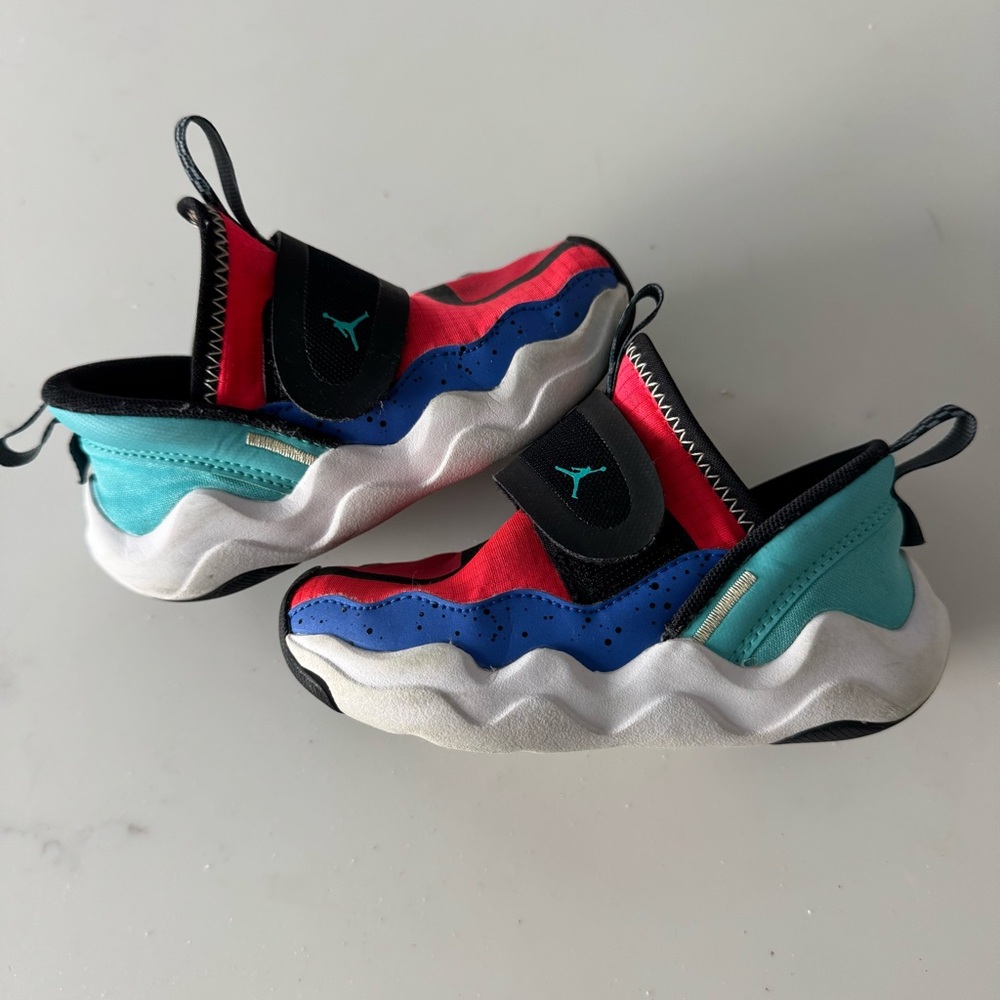 Nike Kids Jordan 23/7 PS sneakers • Black Siren Red Hyper Jade colorway • 8C